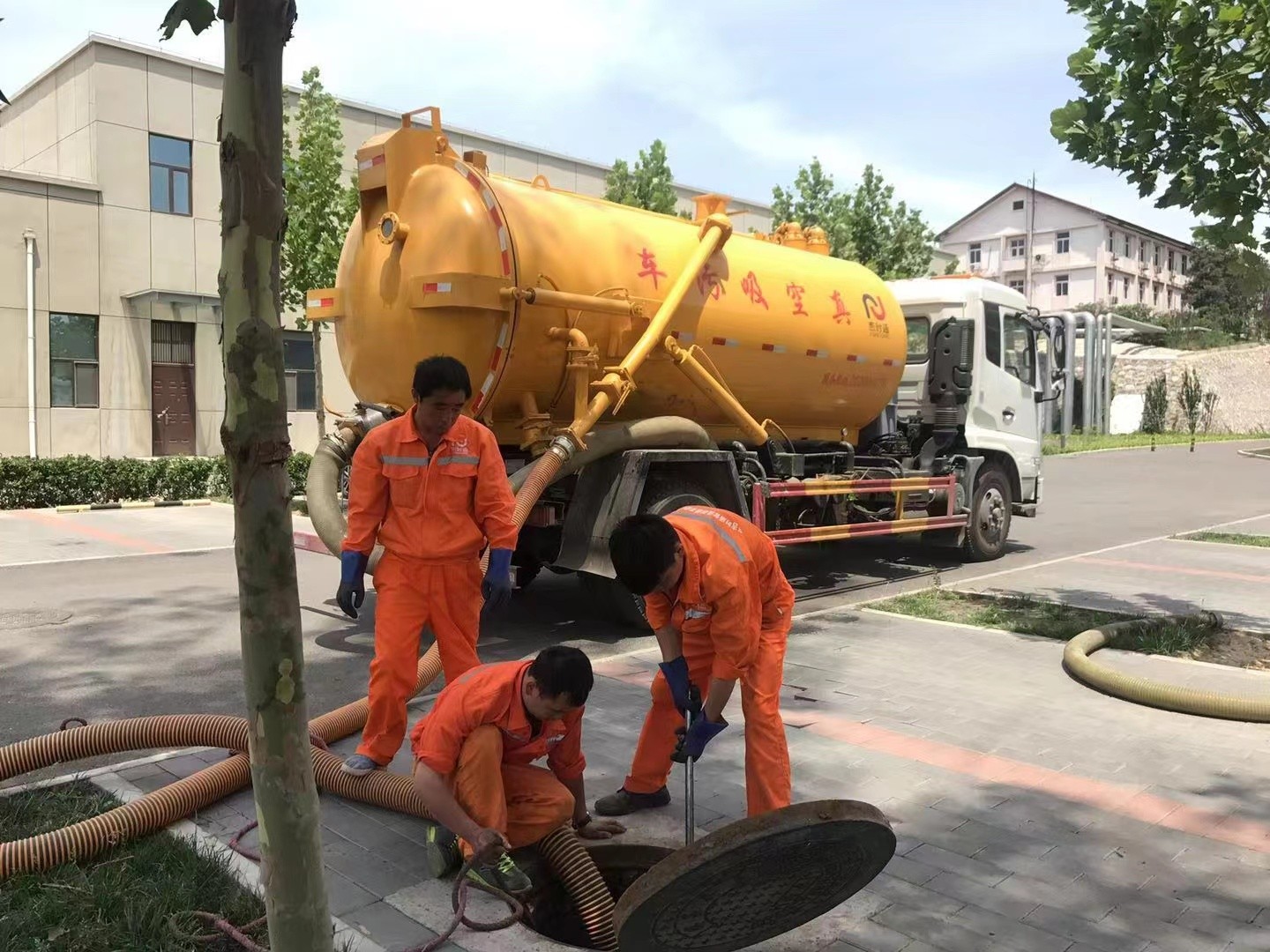 丽江管道疏通车停在窨井附近