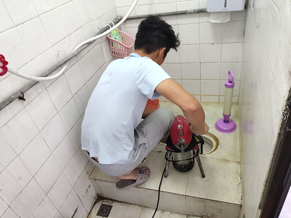 丽江管道堵塞冒臭气 专业师傅现场解决问题
