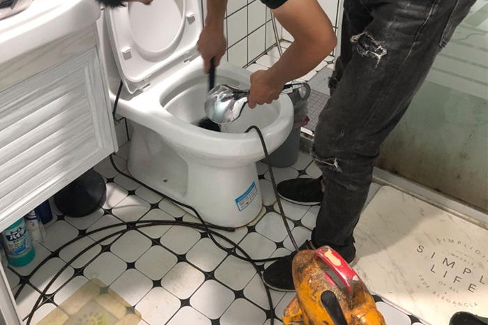 丽江马桶堵塞自己疏通还是找师傅?专业上门服务让你省时更省心